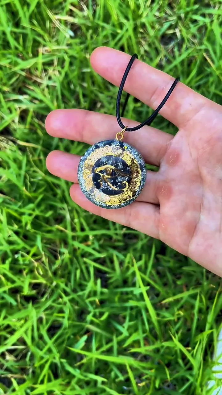 Colar-Orgonite-Olho-de-Horus-00701.webp